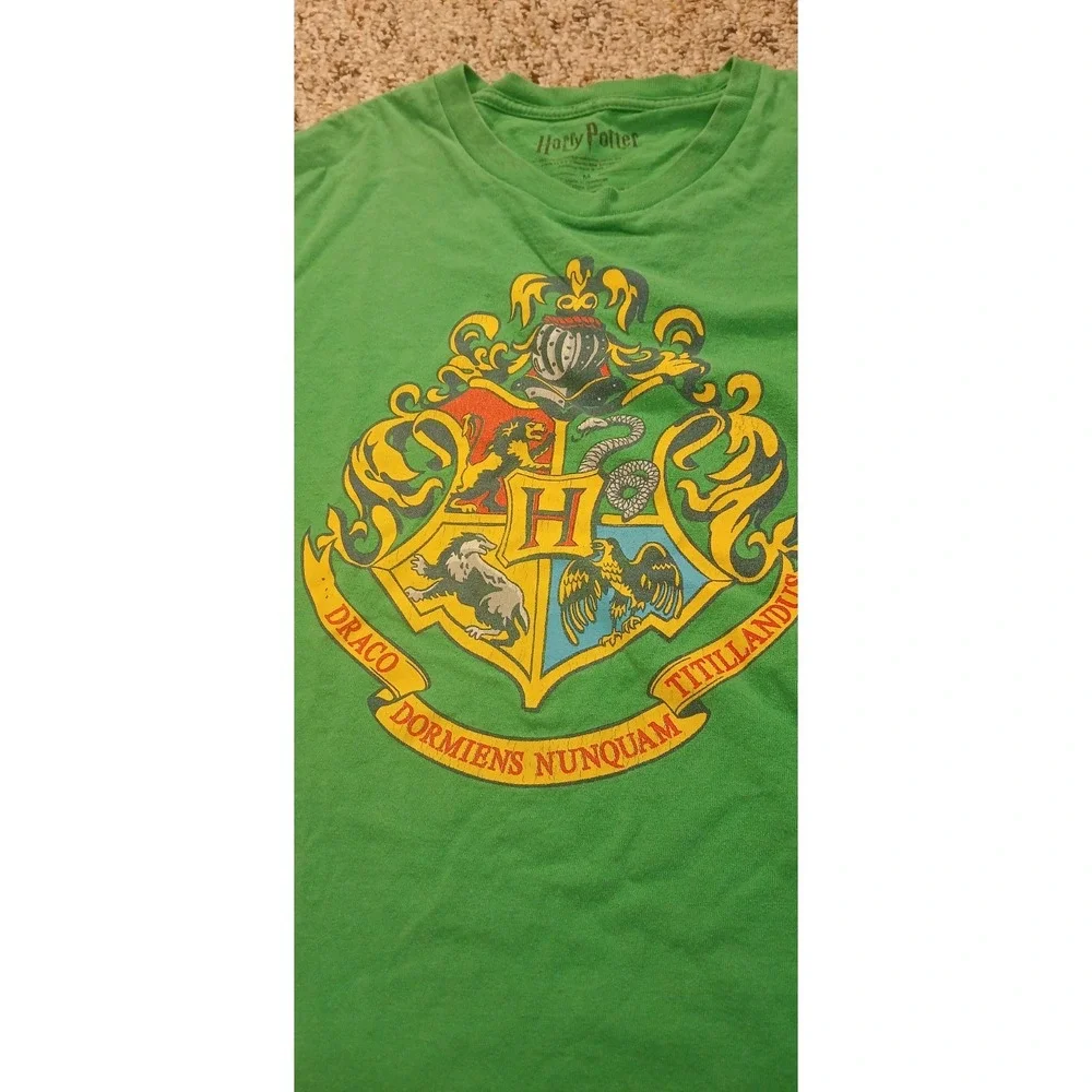 HARRY POTTER‎ HOGWARTS CREST GREEN SHIRT Size MEDIUM!!